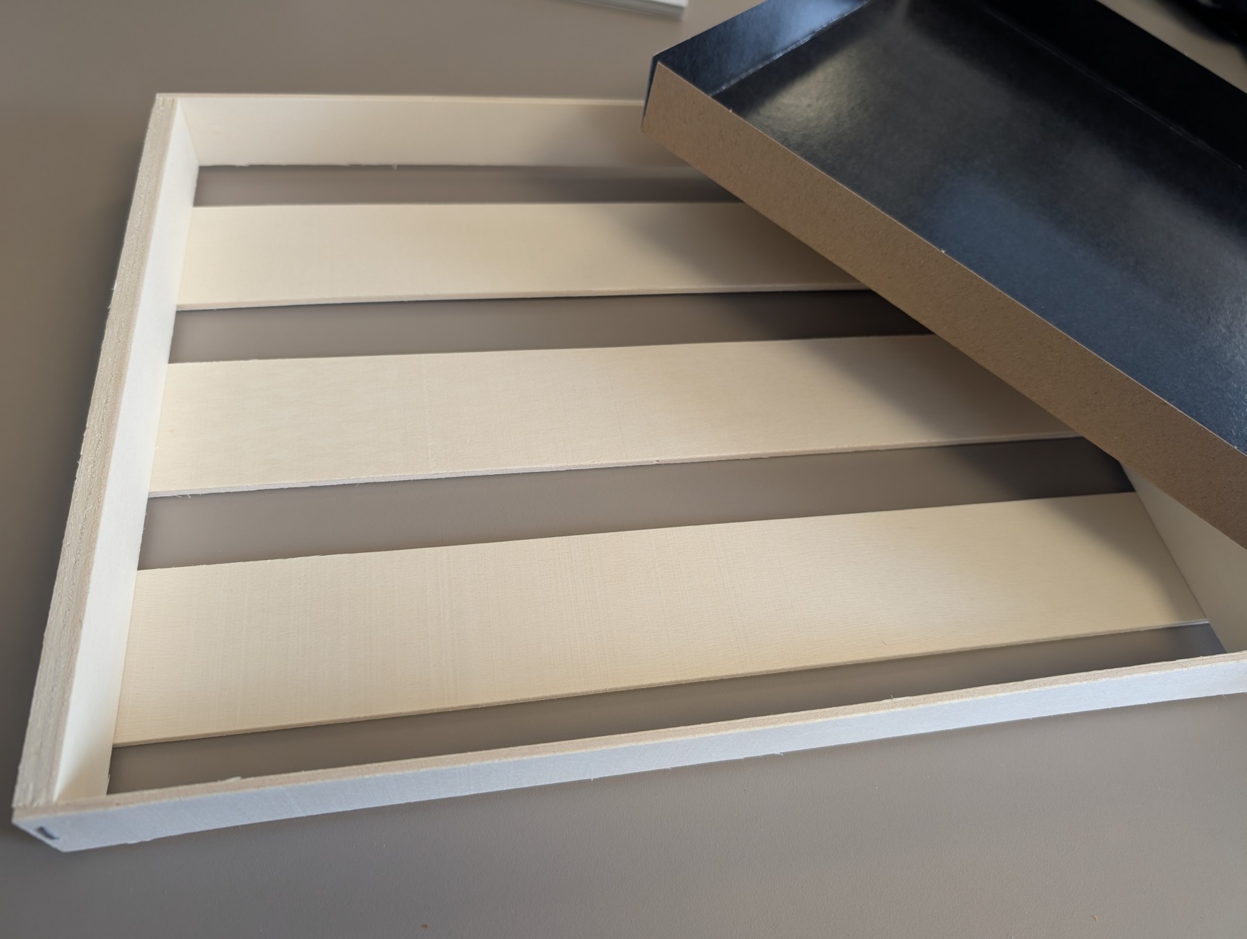 Plateau de présentation en bois avec insert blanc – 36,6 x 26,9 x 3,2 cm