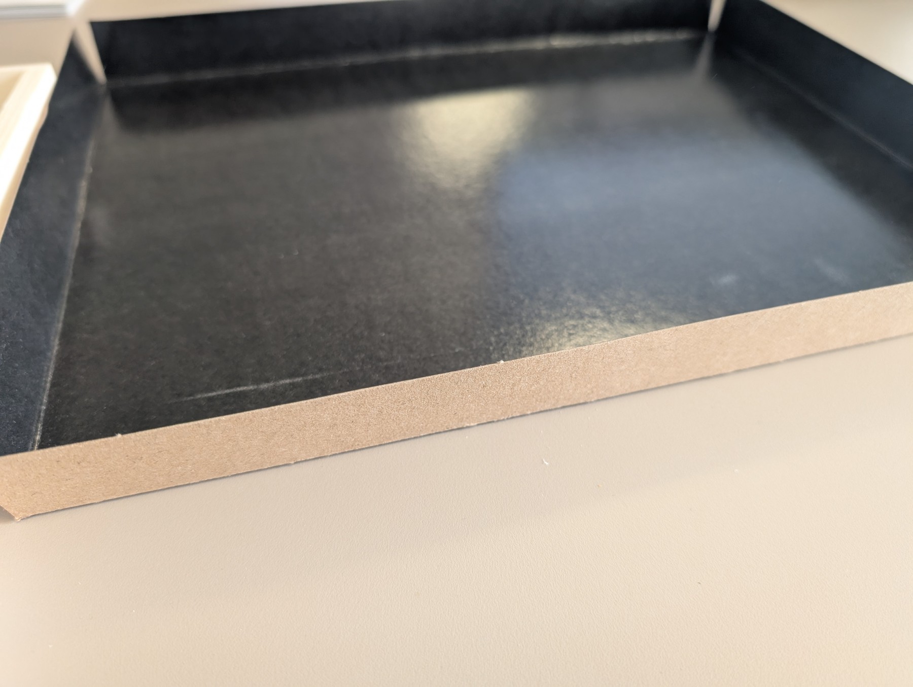 Plateau de présentation en bois avec insert noir – 36,6 x 26,9 x 3,2 cm