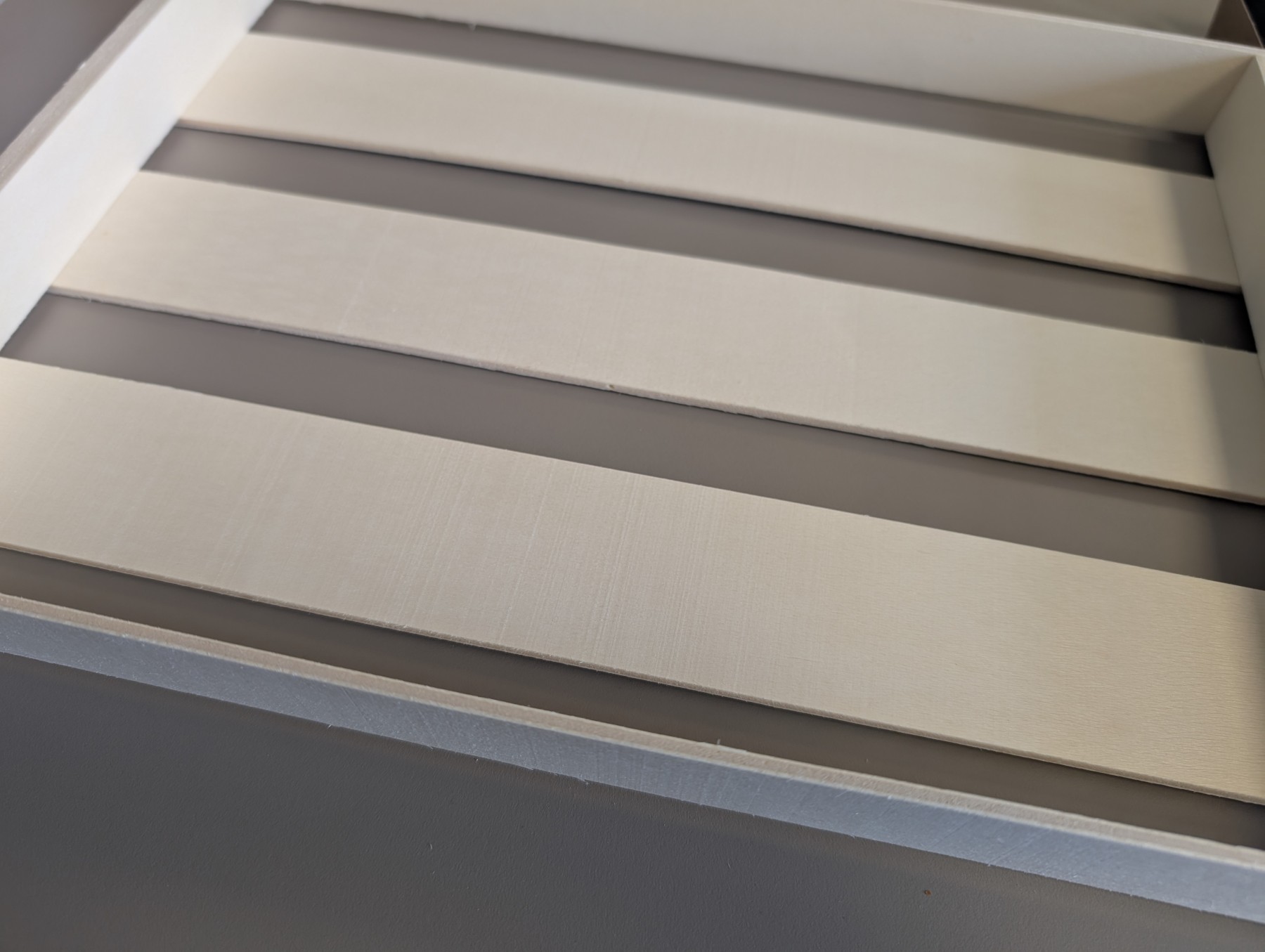 Plateau de présentation en bois avec insert blanc – 36,6 x 26,9 x 3,2 cm